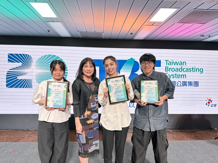 大傳系三位同學：吳珮琪、游于萱、賴楷鈞，在王毓莉教授指導下，參加公廣集團20周年，公廣願景發表會競賽，通過初賽，參加7/1決賽，表現優異。圖片