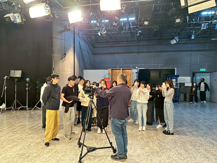 ▲文化大傳系就業學程學員參觀ETtoday攝影棚並學習上機實作。圖片