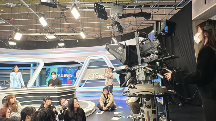 ▲就業學程師生學習攝影棚第一線實際運作（圖中左側站立者為華視主播羅意瑾）圖片