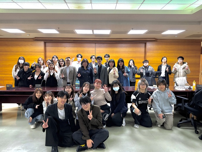 ▲參與勞動部就業學程的文化大傳系師生至華視參訪、面試，與講師、華視主管合影（圖中由左至右為華視總經理特助張正、政治大學傳播學院特聘教授徐美苓、華視總經理劉昌德、文化大學大傳系教授／媒體與科技就業學程計畫協同主持人王毓莉）圖片